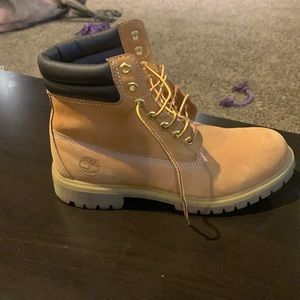 Men’s size 9 Timberland 6 inch boot. Wheat nubuck